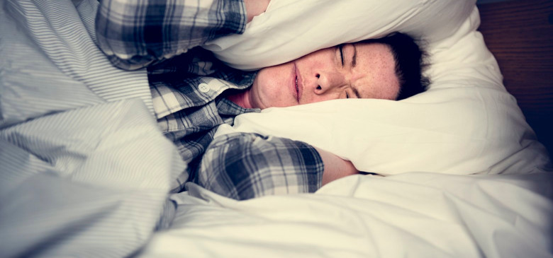 persona-durmiendo-mal