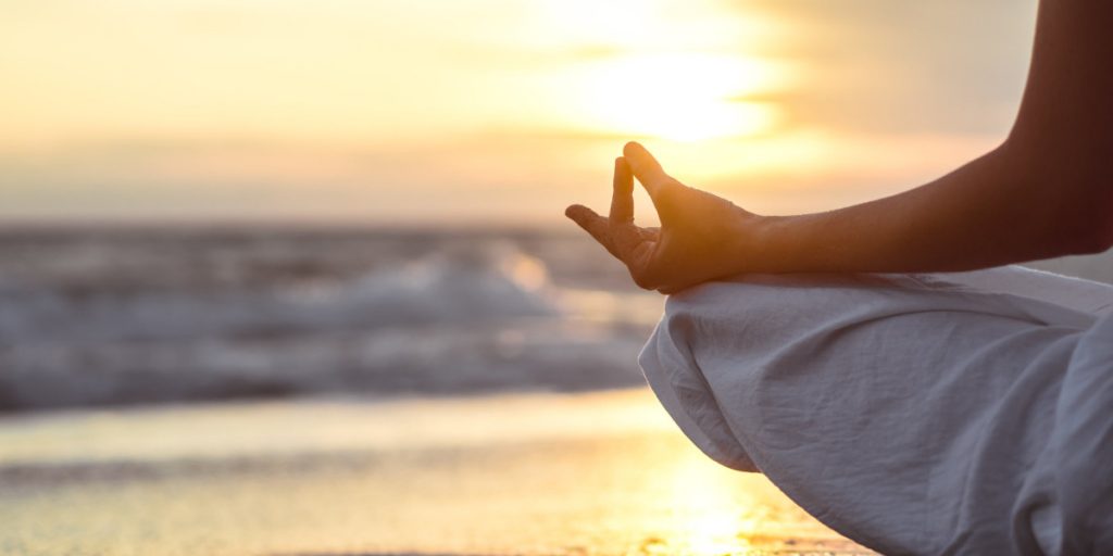 persona meditando