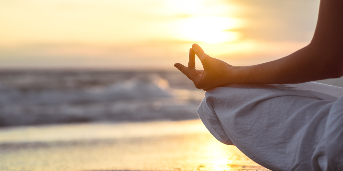 persona meditando
