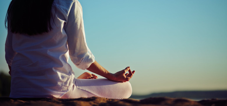 mujer meditando